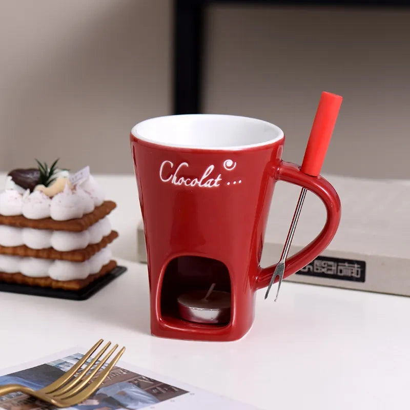 Kirschrote Fondue-Tasse mit weißer Innenschale und passender zweizinkiger Gabel