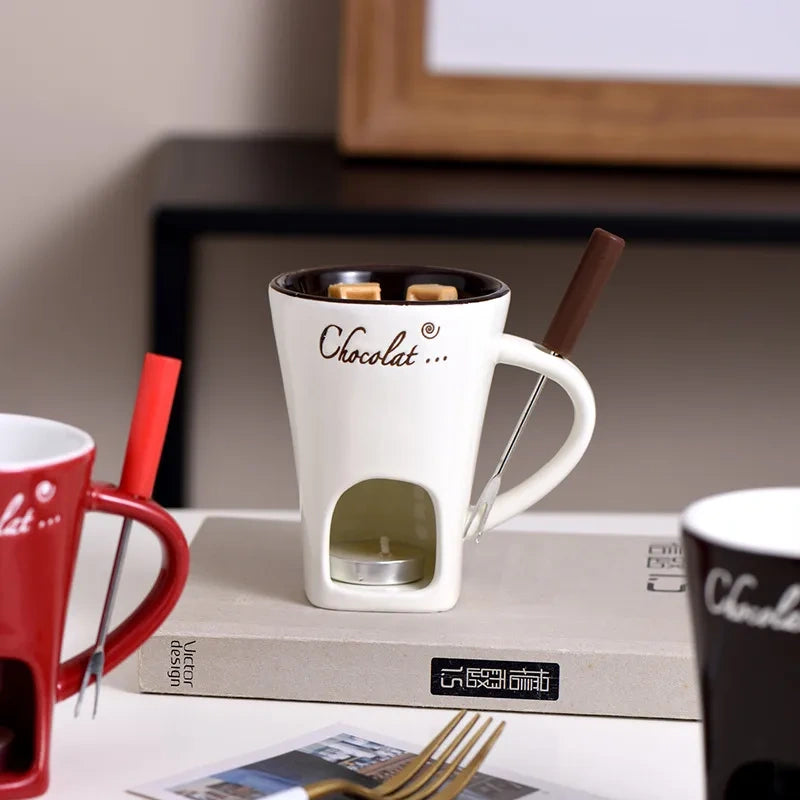 Vanillefarbene Fondue-Tasse mit dunkler Innenschale und passender Gabel